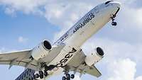 Ein startender Airbus A350 unter blauem Himmel.