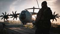 A400M auf der gesicherten Landebahn Ein Soldat steht vor einem großen Flugzeug im Morgengrauen auf einem Flugfeld.