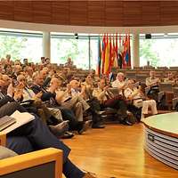 Die Teilnehmenden der Conference of Commandants sitzen im Gneisenau-Saal und applaudieren