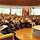 Die Teilnehmenden der Conference of Commandants sitzen im Gneisenau-Saal und applaudieren