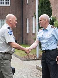  Generalleutnant Olivier Rittimann wird von Generalmajor Oliver Kohl nach dem Aussteigen aus dem Auto begrüßt