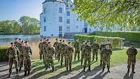 Soldaten sind vor dem Glücksburger Schloss angetreten.