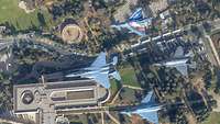 Überflug Knesset Ein Eurofighter mit einer deutschen und israelischen Flagge foliert.