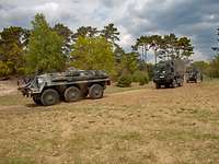 Militärische Fahrzeuge fahren in einen gesonderten Bereich ein.