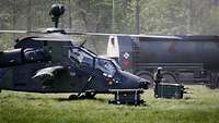 Ohne Nachschub kein Gefecht Ein Hubschrauber wird auf einer Wiese mit Munition und Kraftstoff versorgt.