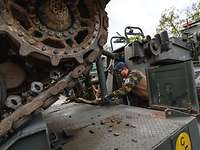 Logistik als Schwerpunkt Ein Panzer steht auf eine Schwerlasttransporter, ein Soldat löst die Verzurrung.