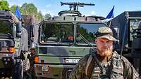 Ein Soldat steht vor einem Militär-LKW