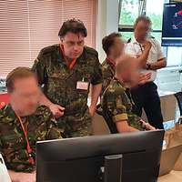 Soldaten arbeiten an Computern.