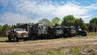 LKW stehen nebeneinander