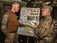 Zwei Soldaten an einer Lagekarte