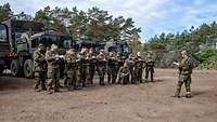 Soldaten angetreten, davor ein Zugführer.