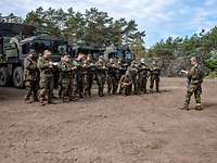 Soldaten angetreten, davor ein Zugführer.