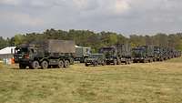 Eine lange Reihe von Bundeswehrfahrzeugen