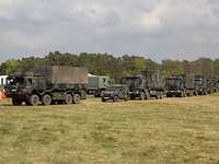 Eine lange Reihe von Bundeswehrfahrzeugen