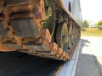 Schützenpanzer Marder auf der Ladefläche des SLT 650 Nahaufnahme einer Panzerraupe auf einer Lkw-Ladefläche
