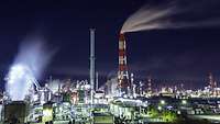 Industrielle Anlage zur Produktion synthetischer Kraftstoffe bei Nacht