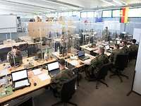 Soldatinnen und Soldaten arbeiten an mehereren Computern