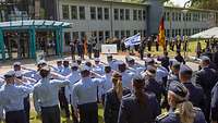 Unteroffiziere der Luftwaffe beim Grüßen, im Hintergrund die deutsche und israelische Flagge