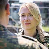 Ein Frau spricht mit einem Mann