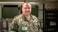 Ein Soldat blickt in die Kamera
