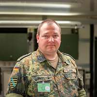 Ein Soldat blickt in die Kamera