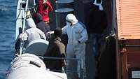 Ein Schiff auf dem Mittelmeer mit mehren Personen 