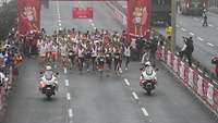 Viele Läufer am Startpunkt des Marathons