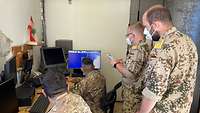 Zwei deutsche Soldaten des NETC überprüfen die Arbeit zweier libanesischer Soldaten in einer Küstenradarstation