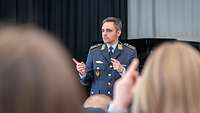 Jugendoffiziere Gespräch Czarnitzki Ein Soldat spricht vor einer Schülerklasse.