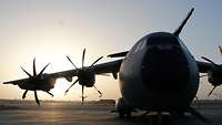 Ein Flugzeug vor der aufgehenden Sonne