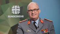 Ein Porträt von Generalinspekteur Zorn, der einer Soldatin gegenübersitzt.
