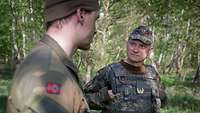 Zwei Soldaten im freundlichen Gespräch.