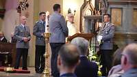 Das Evangelium wird verkündet, Soldaten halten die Kerzen