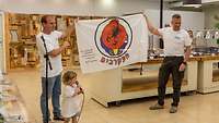 Geschenkübergabe beim Shabbat Dinner in Israel Oberst Timo Heimbach, Kommodore im TLG 31, hält mit dem Israelischen Staffel Chef die Flagge des Geschwaders
