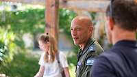 Ein israelische Colonel begrüßte die Familien des TLG31 an einem militärischen Flugplatz
