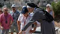 Schwester Gabriele führt die Nörvenicher Familien durch Jerusalem Die Familien lauschen den Ausführungen von Schwester Gabriela