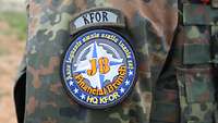 Ärmelpatch der J8 Branch oberhalb des Stickers der Schriftzug KFOR