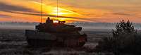 Training mit Kampfpanzern Leopard 2 A7V in der Letzlinger Heide Ein Kampfpanzer in der Morgendämmerung vor einer Buschgruppe