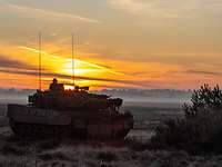 Training mit Kampfpanzern Leopard 2 A7V in der Letzlinger Heide Ein Kampfpanzer in der Morgendämmerung vor einer Buschgruppe