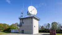 Außenansicht einer Satellitenantenne.