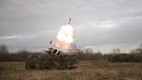 Ein Panzermörser M113 feuert auf offenem Feld eine Nebelpatrone ab.