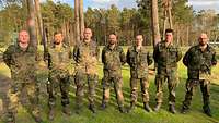 Sieben Soldaten stehen im Feldanzug auf der Wieso