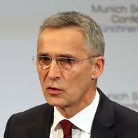 Jens Stoltenberg spricht am Rednerpult auf der Münchner Sicherheitskonferenz.