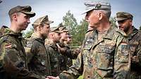 Gratulation von Brigadegeneral Michael Matz Die Lehrgangsteilnehmer werden nach der Verleihung der Abzeichen vom General beglückwünscht.