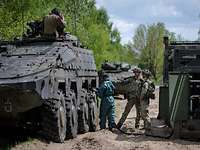 Kraftstoff für das Gefecht Neben einem abgesetzten Tankmodul steht ein Gefechtsfahrzeug und wird von einem Soldaten betankt.