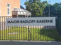 Auf dem neuen Kasernenschild steht „Major-Radloff-Kaserne“ in schwarzen Buchstaben auf weißem Grund.