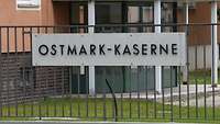 Altes Kasernenschild Weißes Schild mit dem Schriftzug Ostmark-Kaserne an einem Metallzaun