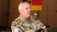 Ein Soldat telefoniert mit einem Handy