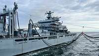RAS Ein graues Kriegsschiff wird in einer Detailaufnahme gezeigt.