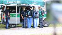  Ein Polizeiauto mit mehreren Personen